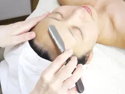 限定コース クレンジング→保護美容液→お顔そり&眉カット→鎮静美白泥パック→美容液でお仕上げ