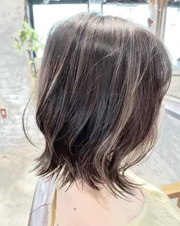 【✨ブリーチをしない白髪ぼかし✨】大好評イルミナカラーに髪質改善オイルを配合したトリートメントカラー‼️スチームスパ付き