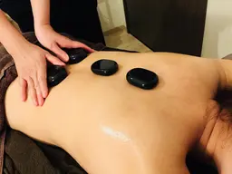 «女性限定»大人気オイルリンパマッサージ100分コース☆とろけるホットストーン☆フットバス付き