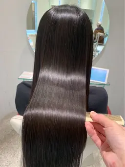 ✨湿気に負けないサラツヤ髪に✨️縮毛矯正 6980円【薬剤履歴のない方向け】