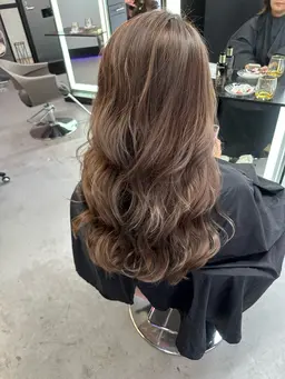 《バレイヤージュ》 根元が伸びてきても気にならない海外風デザインカラー！ 艶トリートメント付き