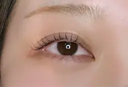 まつ毛パーマ（アイシャンプー込）とトリートメント付き