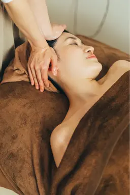 春の特別メニュー🌸腸もみチネイザン×デコルテヘッドセラピー80分