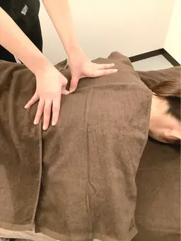 🈹［ボディコース　30分］もみほぐしオールハンドマッサージ　首肩コリ・むくみ・腰痛・猫背改善✨