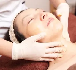 看護師さん人気No. 1☝️透明美白フェイシャル &アロママッサージ120分。気持ちよく眠っている間に😴全身回復へ🌟