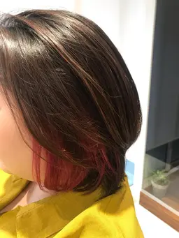 🌈イヤリングカラー‼️ブリーチで色を抜きそこに色をのせていきます。トリートメントも付いてきますよ^_^