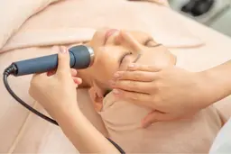 【くすみ×リフトUP】美白美容液導入+4機クリオネfacial+首肩鎖骨超音波120分