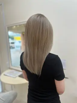 《シャドールーツカラー》 流行りの透明感のあるデザインカラー！ 艶トリートメント付！