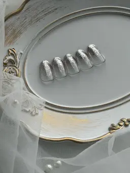 【オフ込✨】何度でも¥2,200💖輝くラメグラ💅技術向上キャンペーン中❣️丁寧な甘皮ケアでモチ抜群✨当日予約🉑