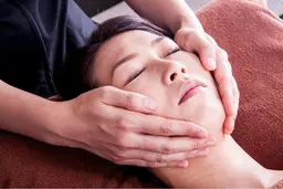 リピート率が高い小顔矯正😊ヘッドマッサージやデコルテマッサージもするので満足度の高いフェイシャルエステとなっております