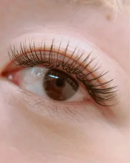 ボリュームラッシュ100束/他店オフ無料/アイシャンプー付き