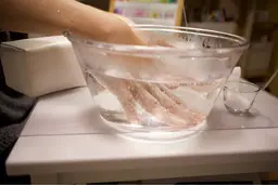 ハンド・ネイルケア(お爪の形整え・甘皮ケア・角質除去・トップコート塗布・化粧水と美容液での保湿・ハンドマッサージ込)