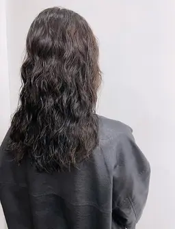 【動きと立体感で一気に垢抜けヘアに✨】  パーマ