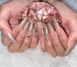 【チップスカルプ】チップで美フォルム&時短!ラメグラデーション🦋 ※指名料として¥880掛かります