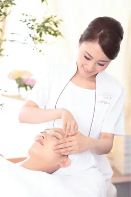 フェイスラインをスッキリ✨小顔に見せたい方必見！お手軽エイジングケア😍💕アドバンスコース＋エイジングケアマッサージ