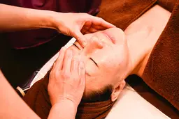 🪷背中&デコルテ付🪷コルギ70分✨カッサ、ローション・保湿・日焼け止お仕上げ♡ワキのリンパも流します♡