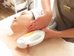 リーフフェイシャル美肌ケア✨紹介:シミ・シワ・小顔・美白に！最新機械でお肌を活性化し、透明感アップ🤍✨