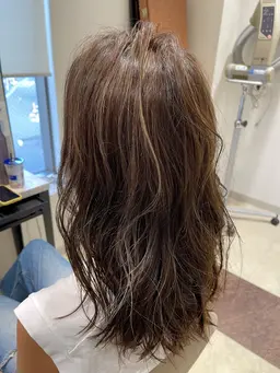 白髪ぼかしハイライト＋カット＋保湿トリートメント