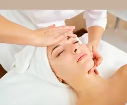 半身アロママッサージ+小顔コルギ 60分¥ 5,200