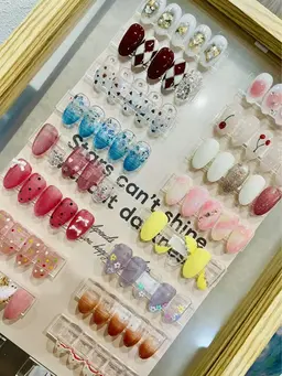 店内にあるデザインサンプルからお選びいただけます。シンプルなデザインや大人可愛いデザイン多数用意しております。