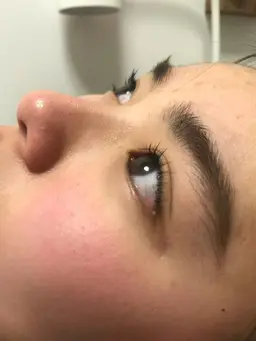 特許取得のビューラータイプ目に薬剤が直接触れず安全です。毎日ビューラーしないからまつ毛も健康になります！