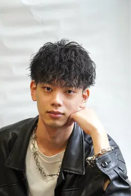 メンズカット＋メンズパーマ（マッシュスタイル、センターパートのみ）　ツイストスパイラル、ニュアンスパーマその他全て可