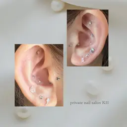 身体の不調に合わせてツボにジュエリーを貼っていきます👂💎