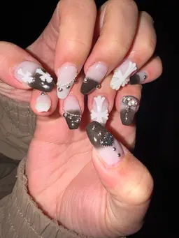 \10本アート、自爪、パーツ乗せ放題❤️🔥/持ち込み・お任せ大歓迎❣️フィルインで自爪に優しい施術🫧