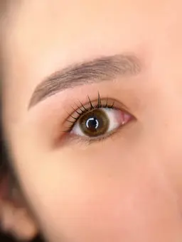 ハリウッドブロウリフト＋まつげパーマ🖤ケラチンTr付き/まつ毛と眉毛同時施術で一気に垢抜け✨現金のみ