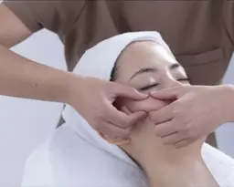 崩れるフェイスライン！！筋肉に直接アプローチし、しっかり引き上げ💆‍♀️