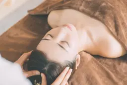 【筋膜ヘッドスパ】頭痛や首肩の疲れに😮💨首+デコルテ+腕 付き 50分(仰向けのみメイク崩れ心配なし◎)