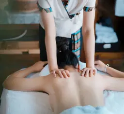 【ホットストーン付き】アロママッサージ50分＋ヘッドマッサージ20分6500円