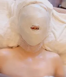 大人気品毛穴吸引洗浄 【小顔コルギ90分 石膏パック付き】 首筋&デコルテもリンパ含める