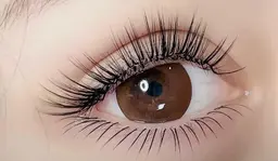 下のシングルマツエク30本¥2500、上のマツエクと一緒ご予約下さい/下マツエクのみ30分付け放題¥3000