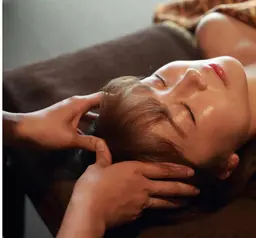 【ドライヘッドスパ 30分】頭、お顔ほぐしにくわえ、タオルの上から首肩まわりもしっかりほぐしていきます。