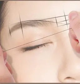 骨格に似合わせた美眉に。