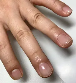 メンズのネイルケアになります✨形を整え、甘皮を処理し、クリアジェル仕上げ、ビフォー、アフターのお写真を頂きます❣️