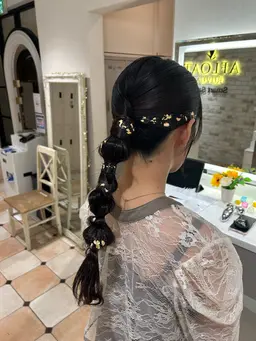 ヘアアレンジ🎀✨  結婚式などのお呼ばれヘアやライブなどのヘアアレンジに‼️ (巻き髪だけでも大丈夫です)✨