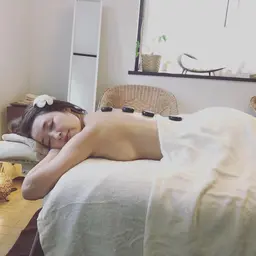 身体の芯から温めるホットストーン&ロミロミ65分