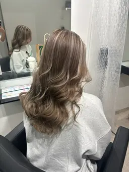 ハイライトカラー+トリートメント🤎/《自然光に当たると立体感がでる海外風ハイライト》※シャンプーブロー込み