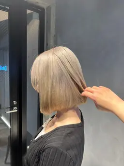 ホワイト系ハイトーンＷカラー🪽🪽（2回ブリーチ込み）ケアブリーチ使用✨