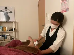 【◎両脚(表裏)ゴッソリ浮腫みケア90分◎】オイルマッサージで血行を良くし、最新美容機器で浮腫みをほぐしていきます!