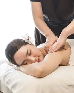 【美鎖骨・肩こり撃退】全身オイルリンパ+美鎖骨・腕  100分8600円