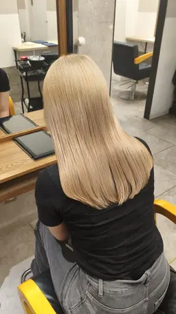 25歳以下限定✨ブリーチ＋オンカラー、期間限定カット無料