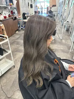 【学生限定💙】ケアカラー➕ハイライト、インナー🌈(プラス料でトリートメントもご利用可能です🙆🏻‍♀️)