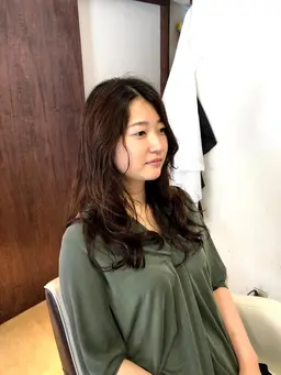 骨格調整カット➕コテパーマ (デジタルパーマのアイロン版)デジタルパーマよりふんわりと癖毛風にしあがります‼️