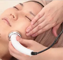 人気No.1️⃣ 夢の4大コース❣️美白マスク付き❄️約110万回の振動により超音波+毛穴吸引+小顔リンパたるみ撃退❗️