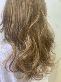 🦋【再現性の高いヘアカラーＷ】🦋【例1ブリーチ＋色味】【根本の色＋毛先の色】【流行りのカラーを先取り】