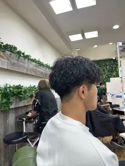 《ランダムな動きがカッコいい》カット＋スパイラルパーマ