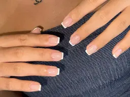 🌼ハンドフレンチ ベース単色込み (ソフトジェルオフ無料・丁寧ケア込)